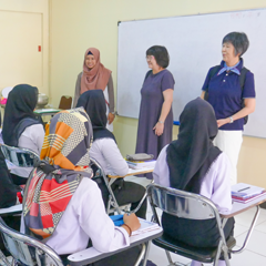 オリジナルの日本語講座、介護講座などを実施