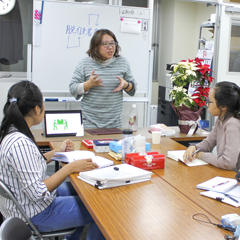 オリジナルの日本語講座、介護講座などを実施